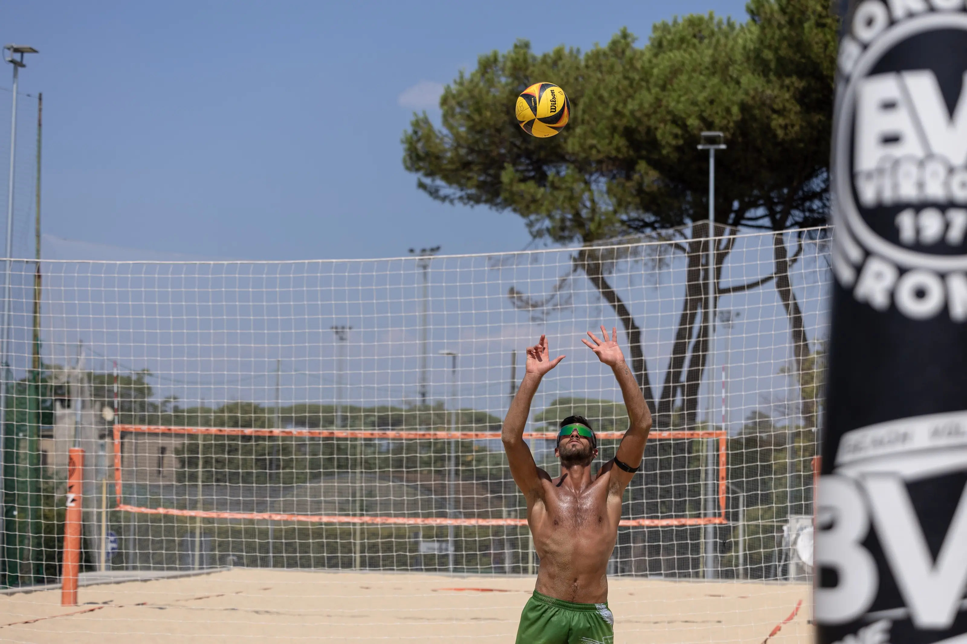 Giocatore in alzata durante un allenamento di beach volley al Borussia Village